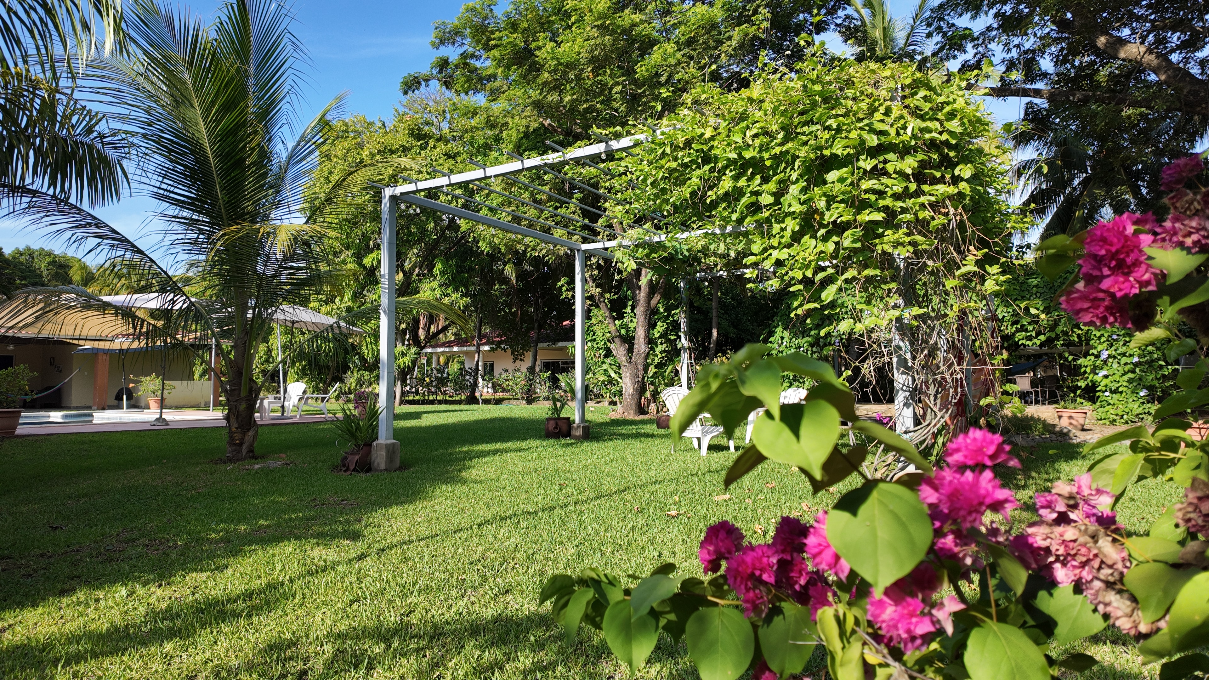 Backyard grounds at Rancho AlMar del Bosque